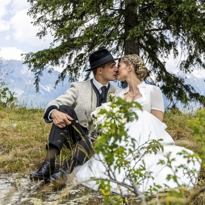 Braut und Bräutigam beim Küssen Hochzeitsfotograf Andi Filzwieser