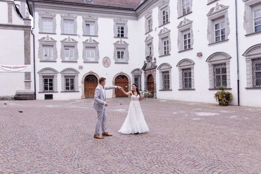 Braut und Bräutigam am Tanzen mitten in Hall