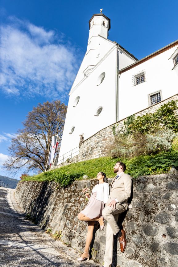 Braut und Bräutigam chillen in der Sonne beim Schloss Freundsberg