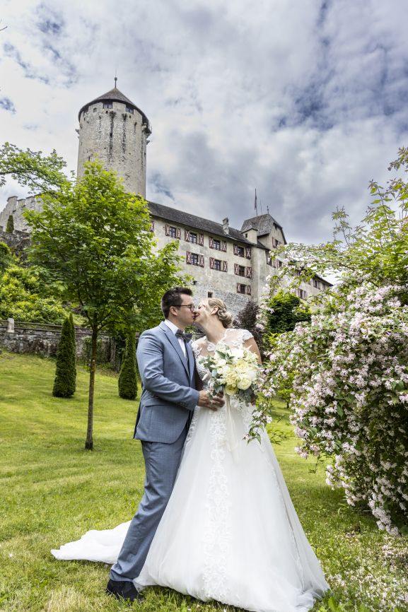 Hochzeit im Schloss Matzen, Braut und Bräutigam beim Küssen